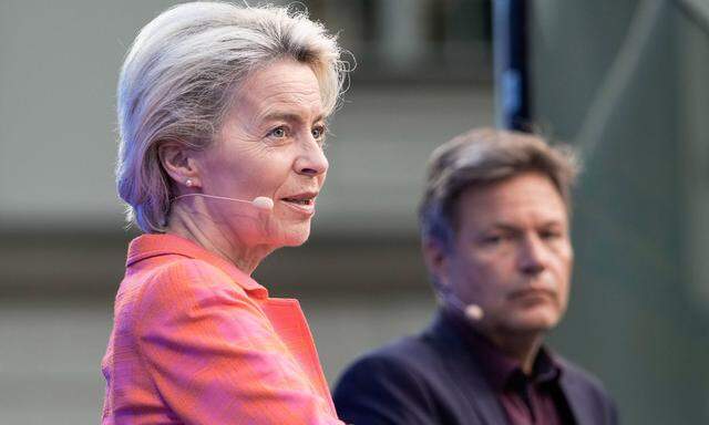 EU-Kommissionspräsidentin Ursula von der Leyen und Deutschlands Wirtschafts- und Klimaschutzminister Robert Habeck.