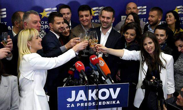 Jubel bei der proeuropäischen Opposition. Jakov Milatović (in der Mitte links) schaffte es am Sonntag in die Stichwahl. 