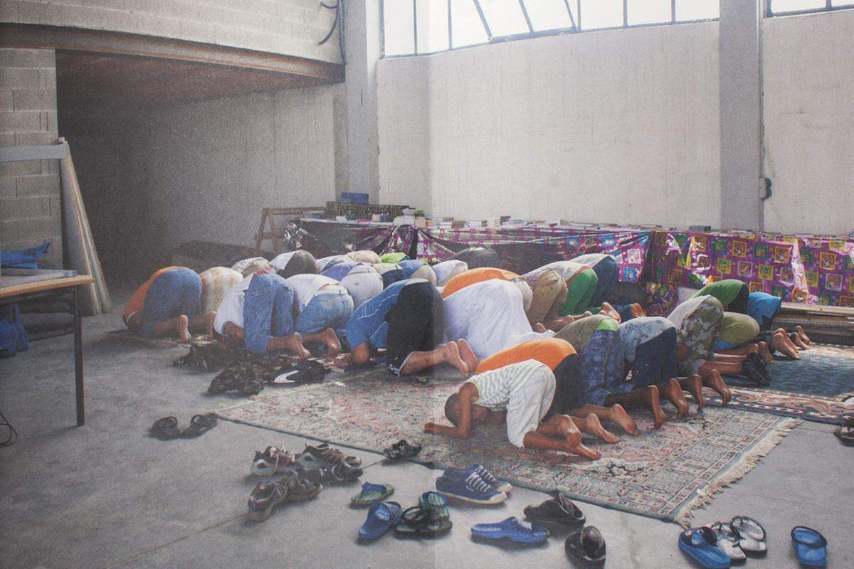 Diese Gläubigen nutzen eine ehemaligen Lagerhalle bei Verona als Gebetsraum.