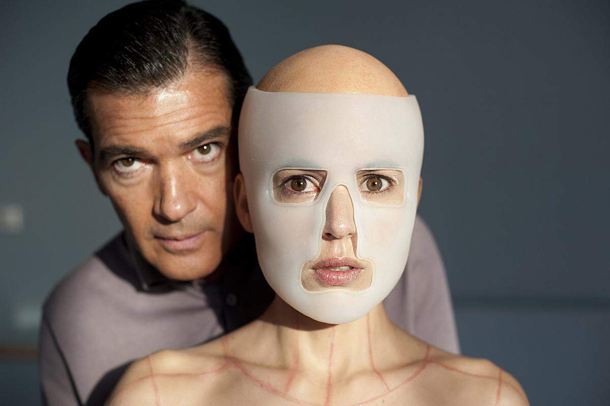 Nach 20 Jahren arbeitete der Regisseur Pedro Almodovar wieder mit Antonio Banderas zusammen. Der Spanier spielt einen Schönheitschirurgen, dessen Frau bei einem Autounfall das Gesicht verbrannt wurde. Seitdem arbeitet er wie besessen an der Entwicklung neuer Haut.