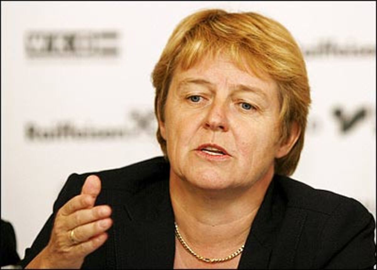 Ebenfalls wird immer wieder Siemens-Chefin Brigitte Ederer als mögliche Finanzministerin gehandelt. Die ehemalige Staatssekretärin, legendär geworden durch den "Ederer-Tausender" und das "Busserl" von Außenminister Alois Mock nach den erfolgreichen EU-Beitritts-Verhandlungen, wird aber nur schwer überredet werden können, wieder in die Politik zu wechseln.