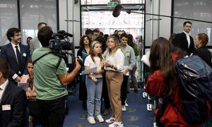 Zwei der insgesamt sechs Kläger: Mariana Agostinho (11) und ihre Schwester Claudia (24) im Gerichtssaal. 