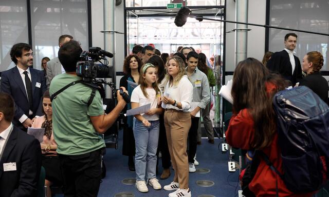 Zwei der insgesamt sechs Kläger: Mariana Agostinho (11) und ihre Schwester Claudia (24) im Gerichtssaal. 