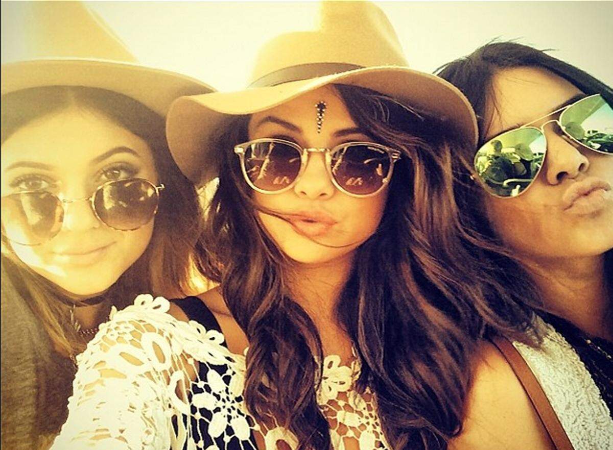 Selena Gomez mit Kendall und Kylie Jenner vom Kardashian-Klan.