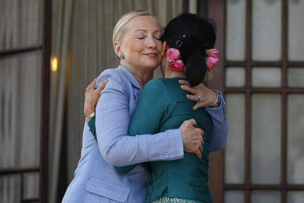 Clinton (im Bild mit der Oppositionsführerin von Myanmir, Aung San Suu Kyi) weist den Vorwurf der Geheimniskrämerei zurück - doch nicht nur bei ihren Gegnern entstand der Eindruck, sie habe etwas zu verbergen.