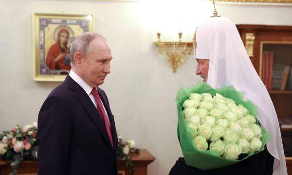 Russlands Präsident Wladimir Putin bei Patriarch Kyrill zu dessen 15jährigem Amtsjubiläum (v.li.).