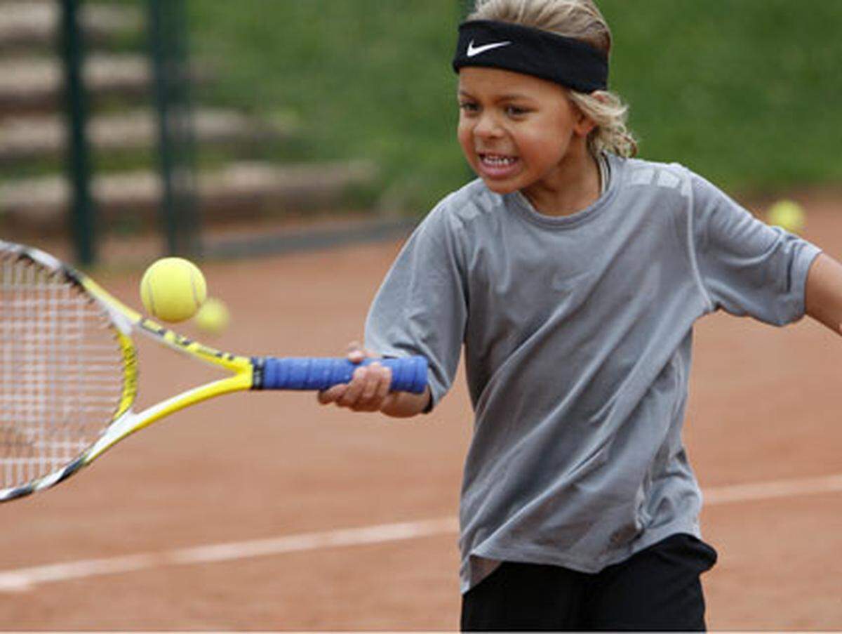 Das Tennis-Wunderkind (Jan ist sieben Jahre) nahm mit einem Jahr zum ersten Mal einen Schläger in die Hand. Mit fünf wurde er der jüngte Schüler der Mouratoglou Tennis-Akademie.