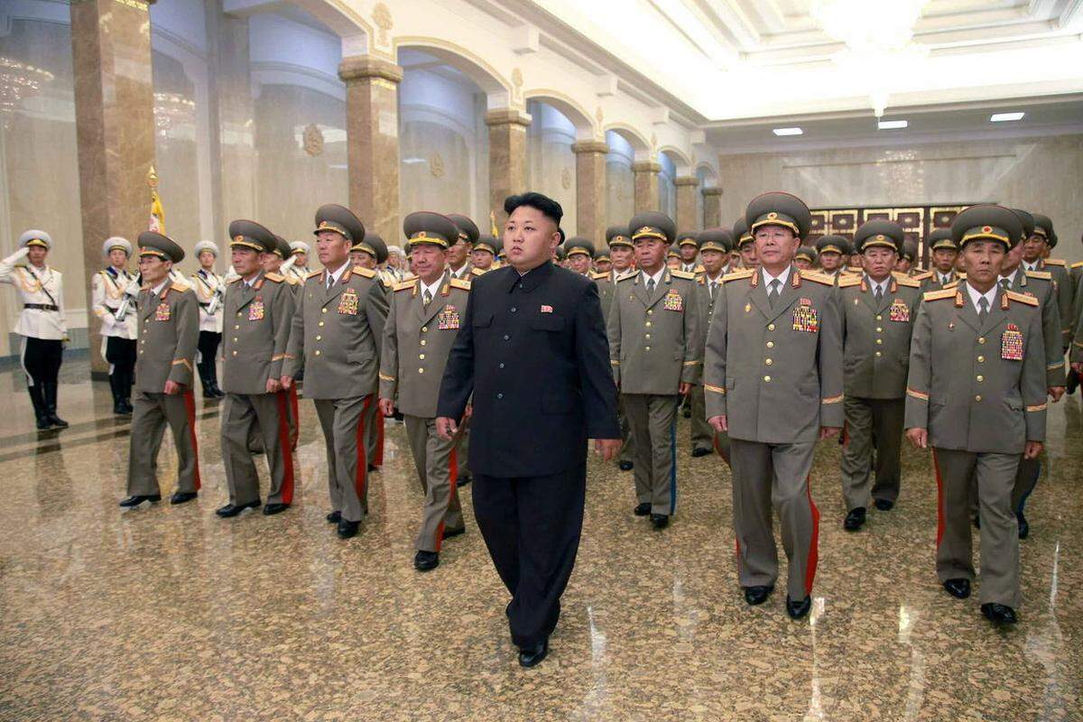 Der außenpolitische Säbelrasseln von Kim Jong-un gibt internationalen Beobachtern oftmals Rätsel auf, nun hat Nordkoreas Machthaber mit augenscheinlichen gesundheitlichen Beschwerden fur Aufsehen gesorgt. Bei einer Gedenkfeier zum 20. Todestag seines Großvaters und Staatsgrunders Kim Il-sung trat er am Dienstag hinkend vor die Kameras.  Die live vom Staatsfernsehen ubertragene Zeremonie begann mit dem Einmarsch Kim Jong-uns in eine riesige Konferenzhalle, in der er von tausenden Partei- und Militärvertretern mit stehendem Applaus begrußt wurde.
