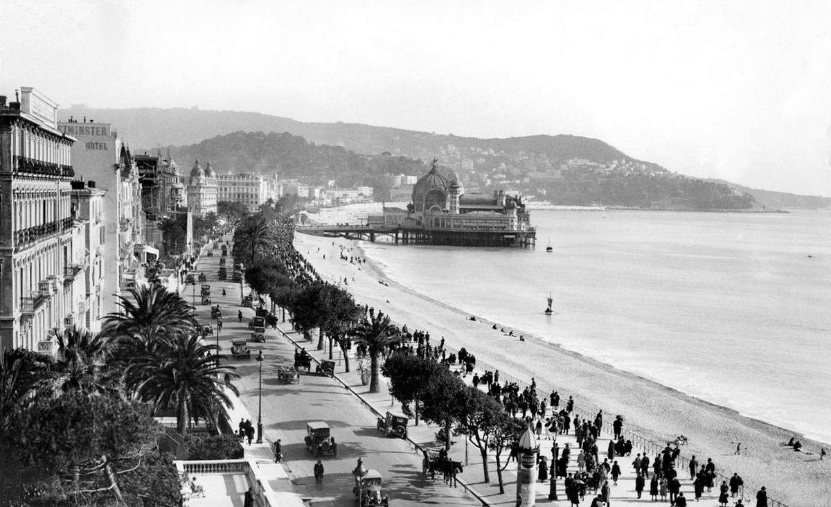 Das Casino auf der Strandpromenade wurde 1944 von deutschen Soldaten zerstört, an der Stelle des Luxushotels des Anglais steht heute das Le Meridien.