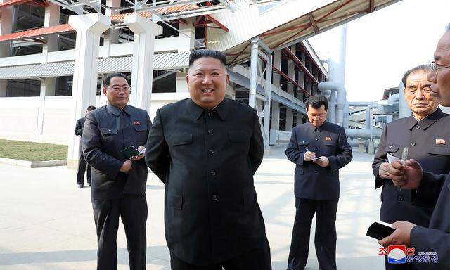 Wenn's wahr ist, hat Kim Jong-un am 1. Mai eine neue Fabrik für Düngemittel besucht und wie immer seine Anweisungen erteilt, die brav notiert wurden.