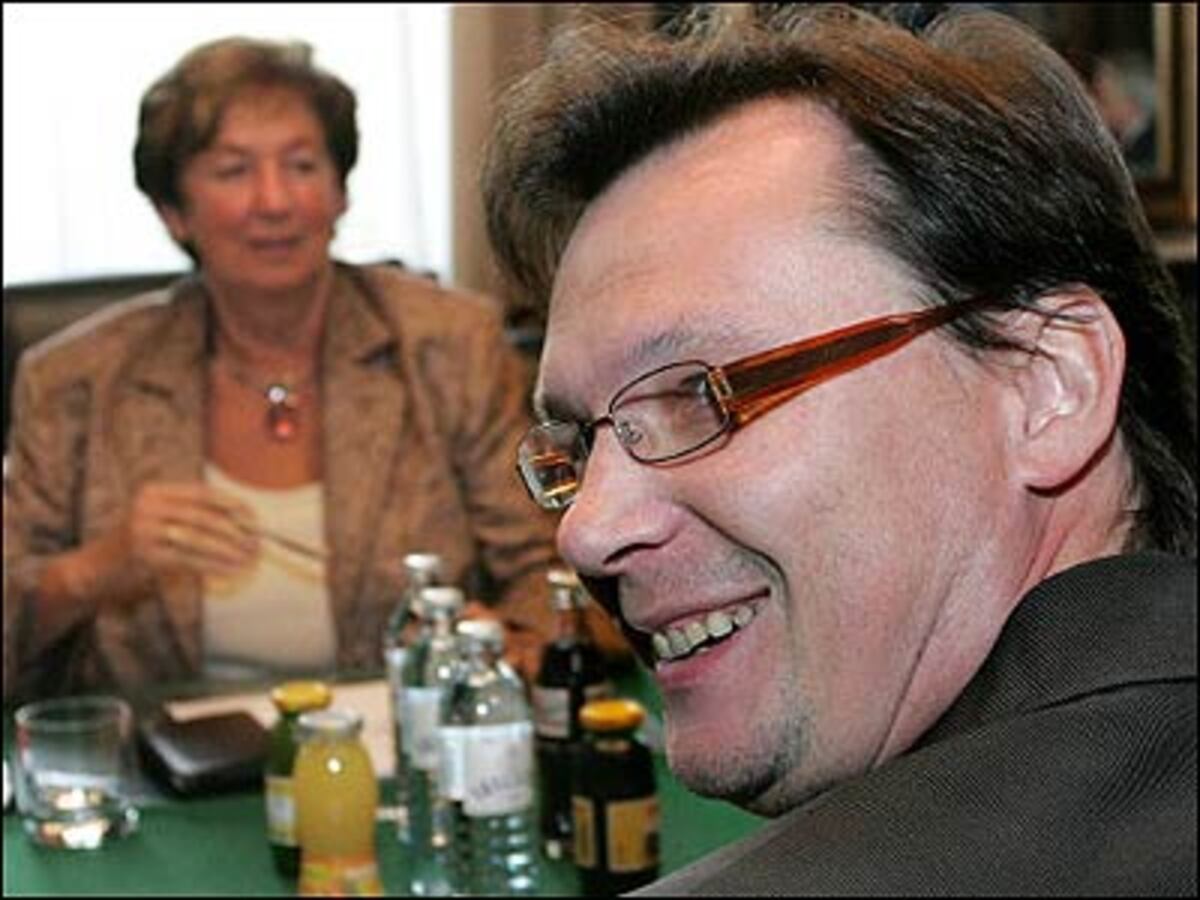 "Aus meiner Sicht kann eine Regierung bis Weihnachten stehen. Wir sind im Zeitplan, die Untergruppen arbeiten mit Hochdruck." SPÖ-Bundesgeschäftsführer Norbert Darabos