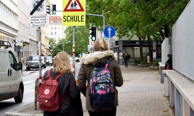 Für einen Teil der Schüler in Ostösterreich soll es ab Montag wieder zurück in die Schulen gehen.