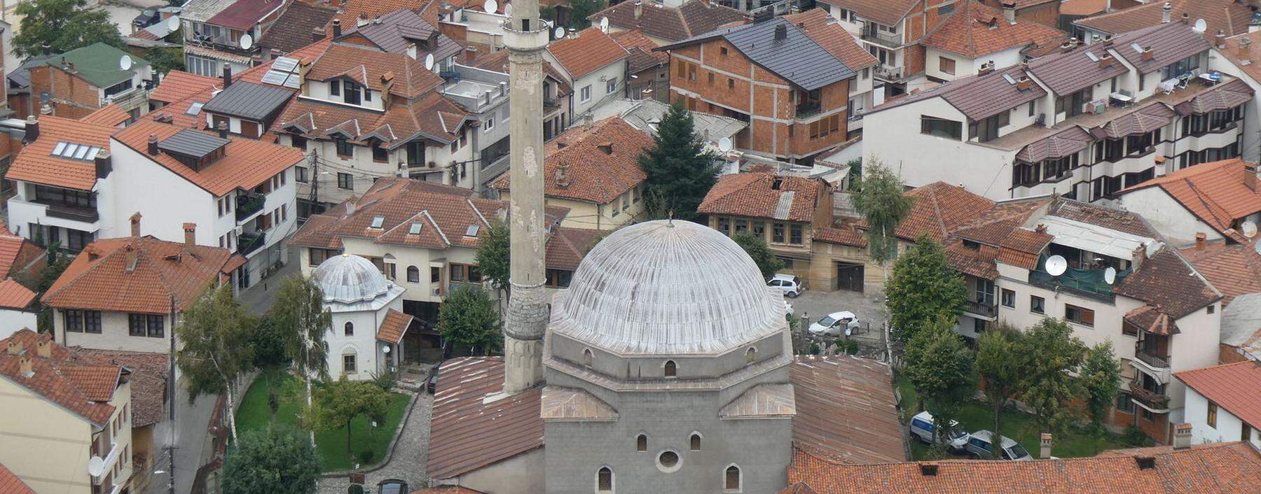 Prizren, die zweitgrößte Stadt im Kosovo. In der Mitte: die Sinan-Pascha-Moschee.