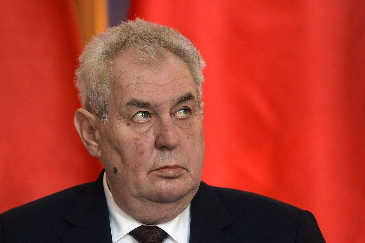 Der tschechische Präsident Milos Zeman will die österreichische Wahl erst nach Veröffentlichung des offiziellen Endergebnisses kommentieren. Zeman hatte den unterlegenen FPÖ-Kandidaten Norbert Hofer offen im Wahlkampf unterstützt und in einem umstrittenen Schritt auch auf der Prager Burg empfangen. "Ich mag die Grünen nicht", hatte Zeman damals in Hinblick auf Van der Bellen gesagt. Der tschechische Regierungschef Bohuslav Sobotka hingegen gratulierte Van der Bellen "herzlich und mit großer persönlicher Freude" zum Wahlsieg. "Ich freue mich auf gute nachbarschaftliche Zusammenarbeit".