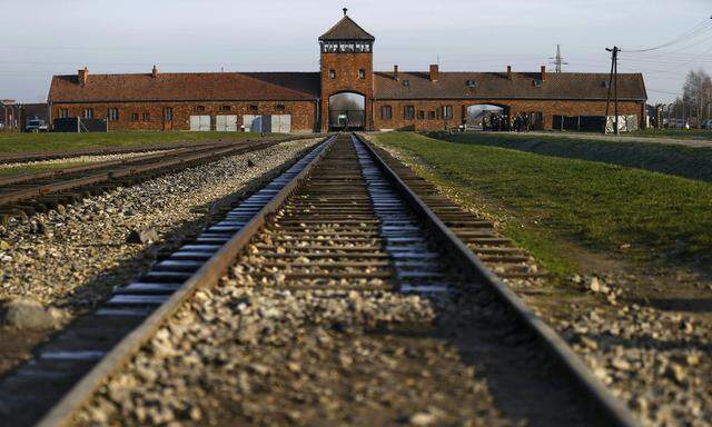 Wer das KZ in Auschwitz als „polnisches Todeslager“ bezeichnet, dem drohen dem neuen Gesetz zufolge künftig saftige Geldstrafen und bis zu drei Jahre Haft.