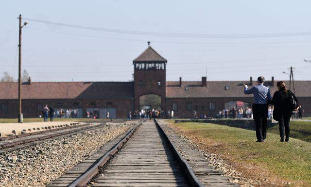 Besucher am Gelände des KZ Auschwitz-Birkenau