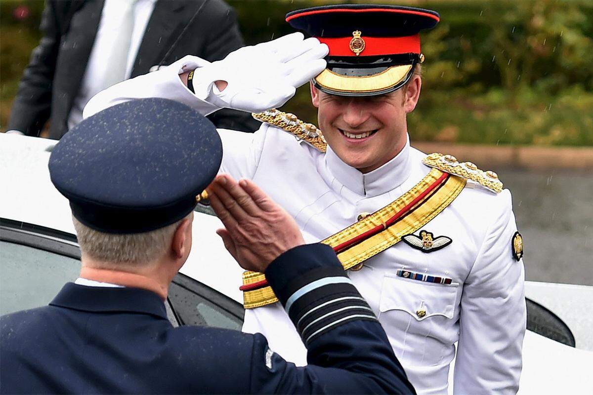 Harry Wales, wie der Enkel der britischen Queen in der Armee heißt, wird zum Abschluss seiner Soldatenkarriere vier Wochen in der australischen Armee dienen. Im Juni scheidet er nach zehn Jahren aus dem Armeedienst aus.Noch steht Harry in der Thronfolge an 4. Stelle. Im April soll aber das zweite Kind seines älteren Bruders William zur Welt kommen. Dann rückt Harry an Stelle 5, nach seinem Vater Prinz Charles, Prinz William, dessen Sohn Prinz George und dessen Geschwisterchen.