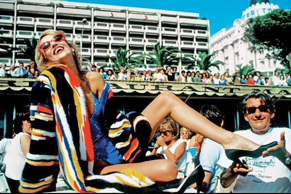 Jerry Hall &amp; Helmut Newton. An der Côte d’Azur warfen sich das Supermodel und der Starfotograf für Bailey 1983 in Pose.