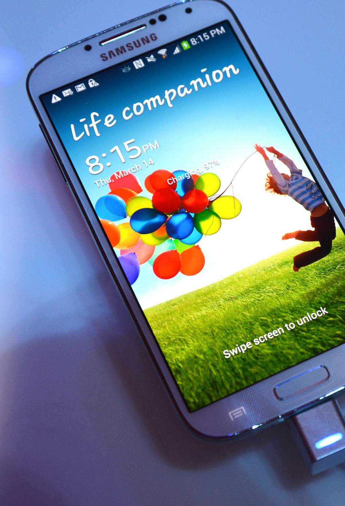 Samsung hat in der Nacht auf Freitag in New York das Galaxy S4 vorgestellt. Die Erwartungen an das neue Smartphone-Flaggschiff sind hoch - DiePresse.com hat sich vor Ort einen ersten Eindruck verschafft.