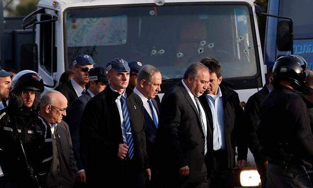 Israels Premierminister, Benjamin Netanjahu, am Schauplatz des Attentats mit einem Lkw in Jerusalem. 