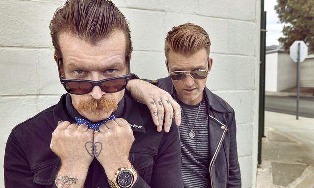 Teufel! Jesse Hughes (l.) und  Schlagzeuger Josh Homme.