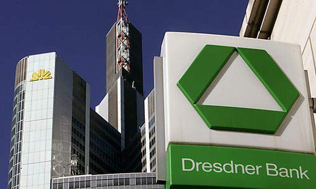 Das Logo der Dresdner Bank vor dem Gebaeude der Commerzbank