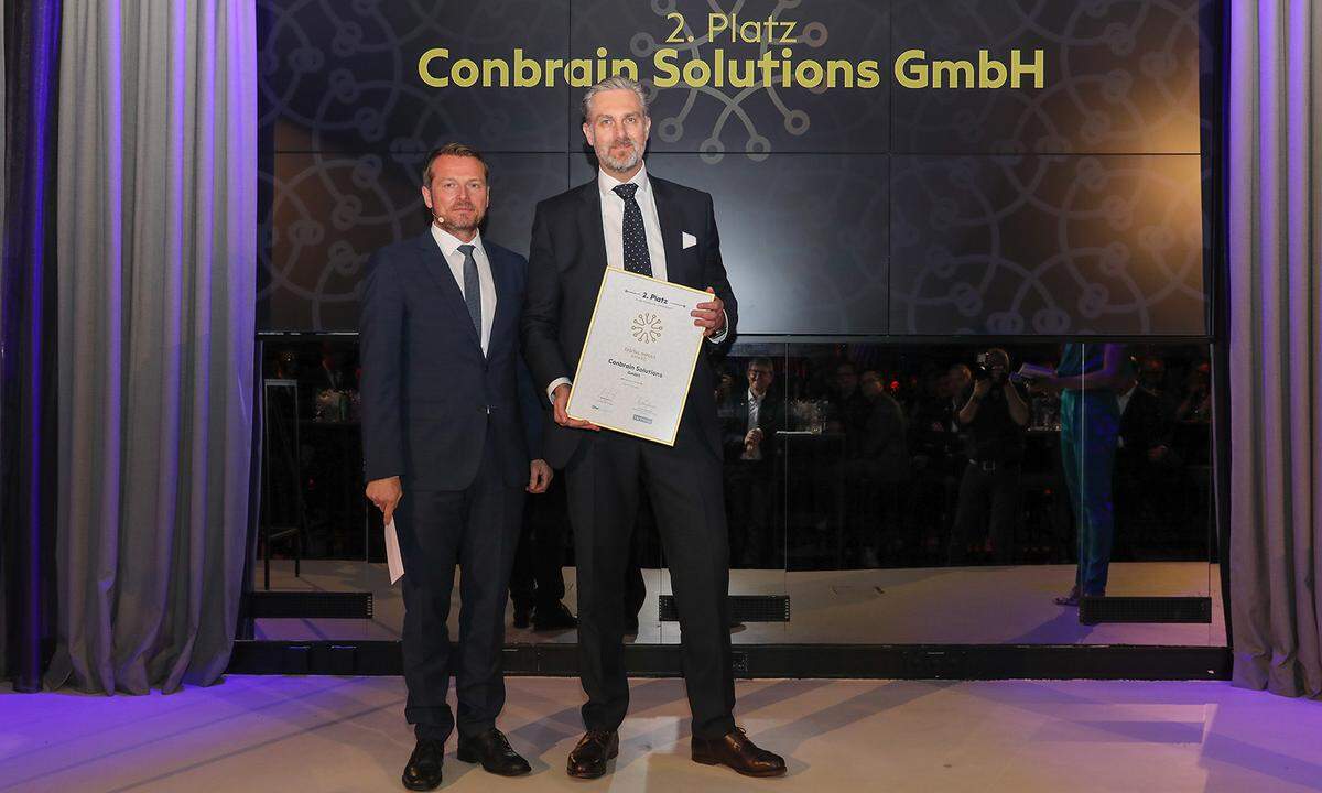 Herwig Langanger, Vorsitzender der Geschäftsführung „Die Presse“ gratulierte Wolf Plettenbacher, Geschäftsführer Conbrain Solutions GmbH zum 2. Platz in der Kategorie Innovation.