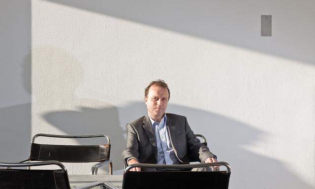 Thomas Prantner im Jahr 2011 im Gang des Bürotrakts auf dem Küniglberg.