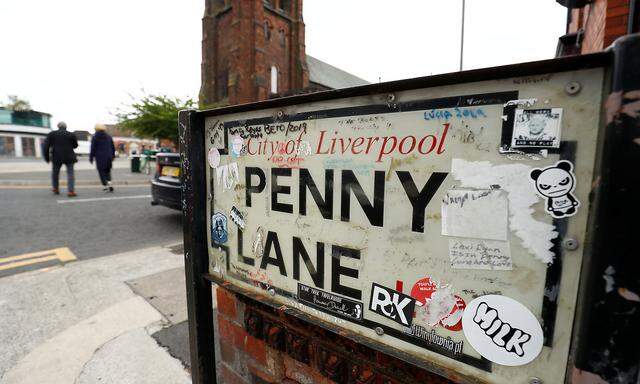 "There beneath the blue suburban skies": Straßenschild der Penny Lane.
