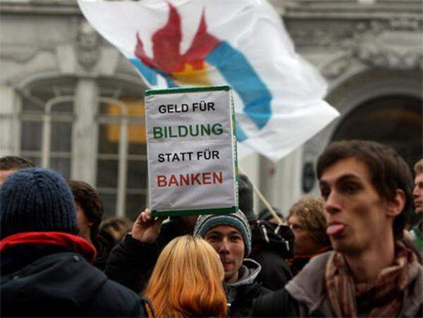 Der Protest wird schw&auml;cher, im Audimax wie auf der Stra&szlig;e. Am "Weltstudententag" demonstrieren einige hundert Studenten vor der Industriellen-Vereinigung gegen die &Ouml;konomisierung von Bildung.