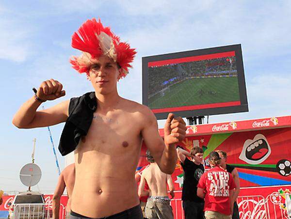 In der WM-Arena werden alle Fußballspiele auf einer großen Leinwand übertragen.