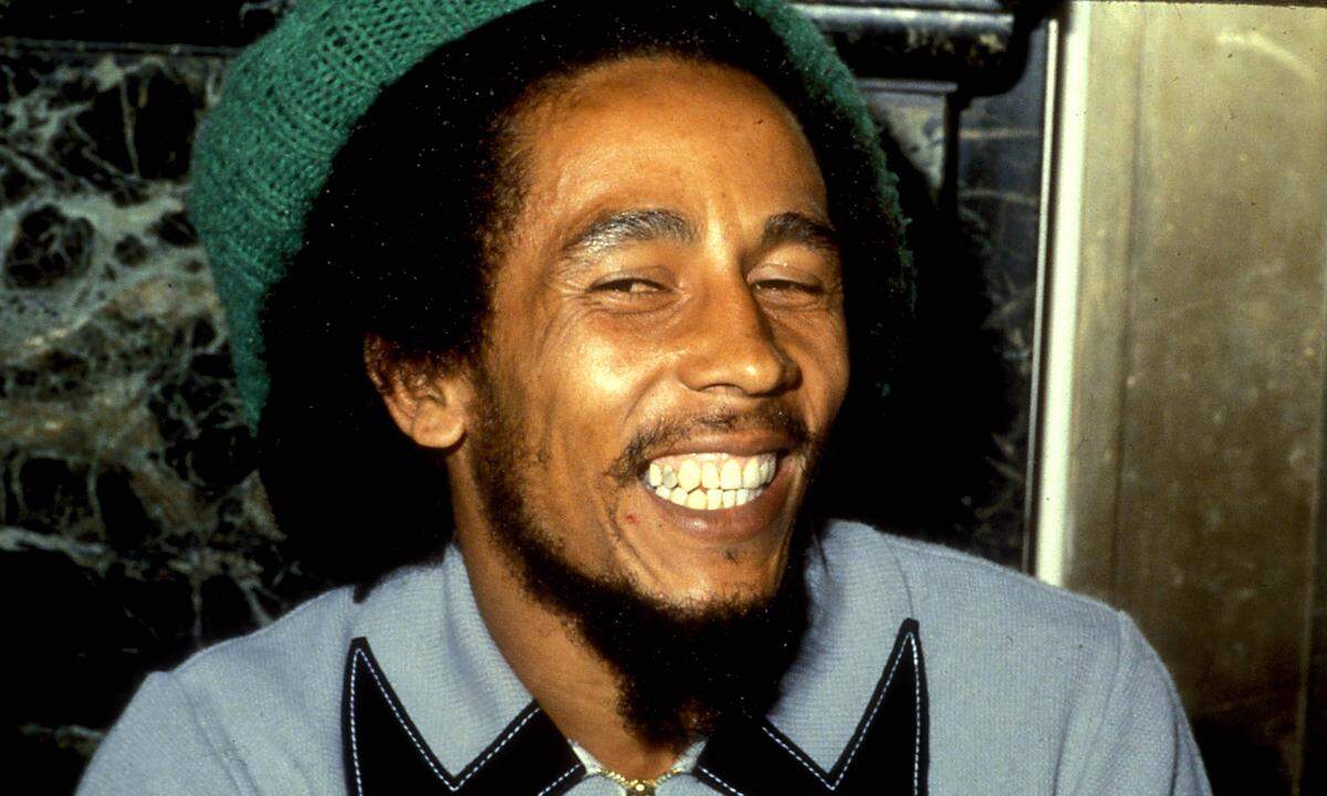 Er ist der König des Reggae: Bob Marley ist durch Lieder wie "Buffalo Soldier" oder "No Woman No Cry" berühmt geworden. Doch auch Robert Nesta Marley musste aus Angst vor Attentaten aus seiner Heimat Jamaika nach London fliehen. 1976 verübten Unbekannte einen Anschlag auf ihn und seine Frau. Eine Kugel traf Marley am Arm, seine Frau Rita wurde in den Kopf geschossen, beide überlebten. Wer dahinter steckt, konnte nie abschließend geklärt werden.