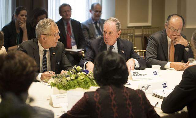 Bundespräsident Van der Bellen im Gespräch mit dem ehemaligen New Yorker Bürgermeister Michael Bloomberg beim "Business and Climate Leaders Rondtable".