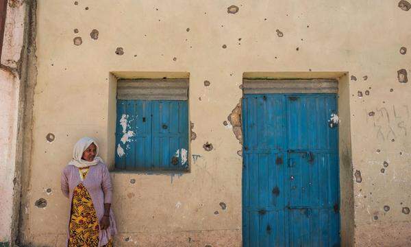 Spuren des Konflikts: Eine Frau vor ihrem Haus in Tigray. 