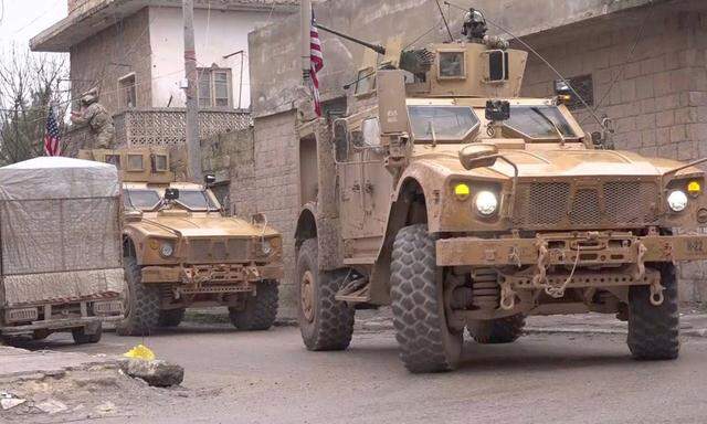 Ein Fahrzeug der US-Armee nach der Attacke von Manbij.