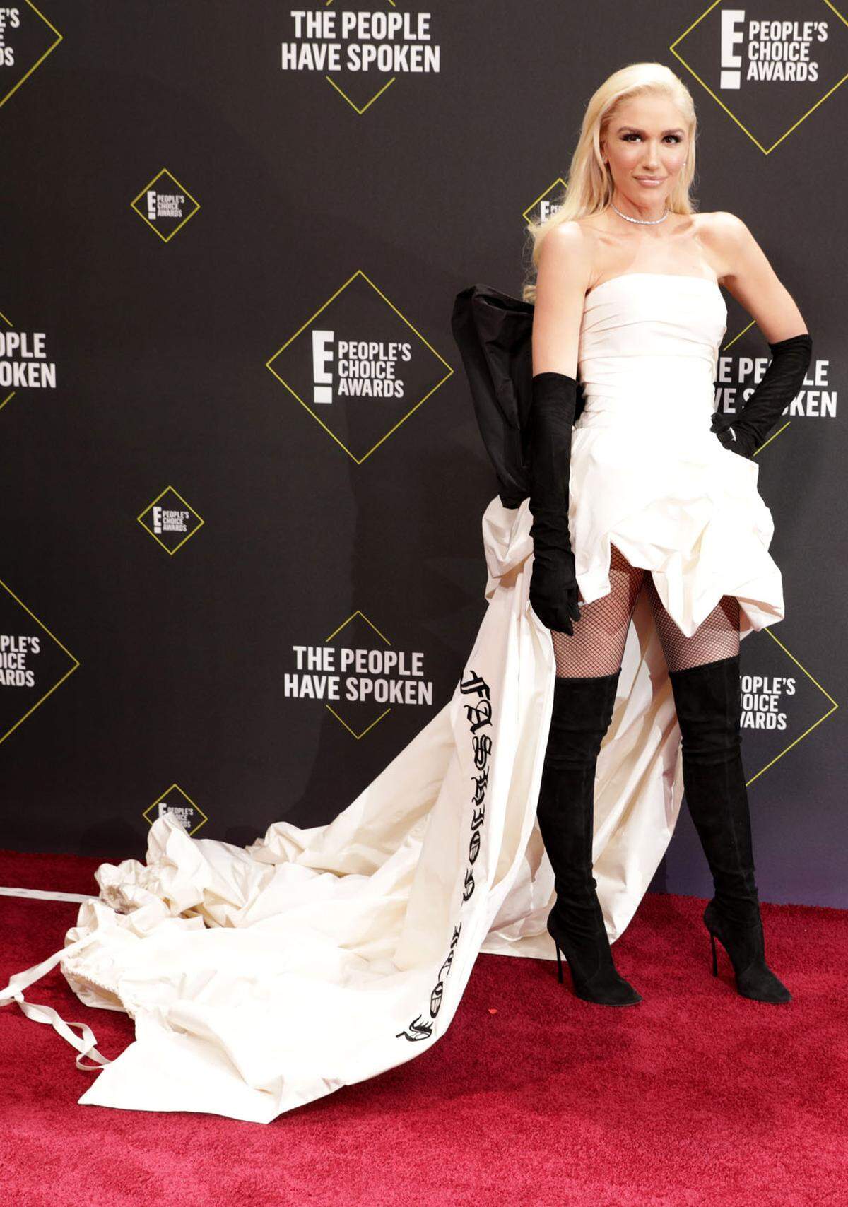 Der "Fashion Icon"-Award ging diesmal an Gwen Stefani, die ihrem Preis in einem Outfit von Vera Wang entgegennahm.