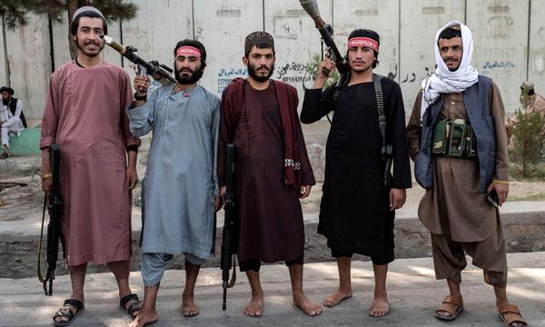 Taliban-Sicherheitspersonal posiert für ein Foto während einer Parade auf dem Ahmad-Shah-Massoud-Platz in Kabul am 15. August 2023.
