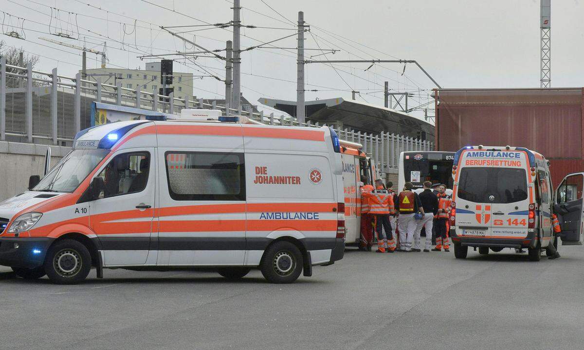 Gemeinsam mit den Polizisten brachte die Feuerwehr die 30 Insassen aus dem Railjet und übergab sie der Rettung. Dabei wurden bei neun Personen eher leichte Verletzungen festgestellt. Die schlimmste Blessur war ein Handbruch. Eine der Hauptaufgaben für die Feuerwehr war außerdem, die zur Seite gestürzten Waggons des Railjets wieder aufzurichten.