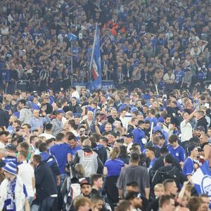 Sport Bilder des Tages Fans Stuermen den Platz, FC Schalke 04 vs. Fc St. Pauli, Fussball, 2. Bundesliga, 33. Spieltag, 0