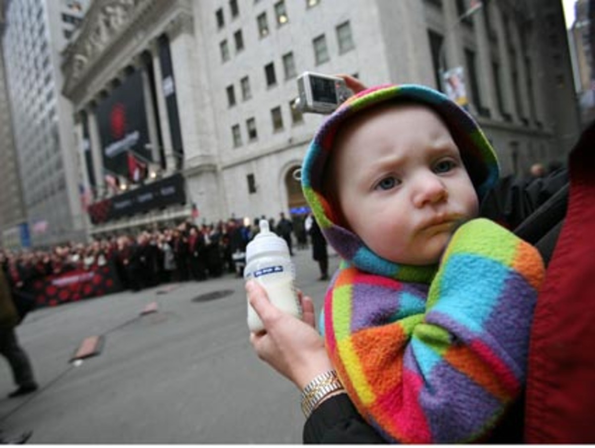 Zunächst scheint es so. Der ehemalige US-Notenbankchef Alan Greenspan spricht von der "schwersten Finanzkrise seit Ende des Zweiten Weltkriegs".  Nobelpreisträger Joseph Stiglitz geht noch weiter - er vergleicht die Gegenwart mit der "schlimmsten Krise" seit den 1930er Jahren.  Trotzdem sagt weltweit kein Experte einen Zusammenbruch wie anno 1929 voraus.