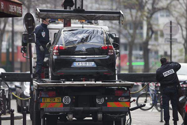 Die Polizei transportiert das Auto ab, das die Angreifer benutzt haben sollen.
