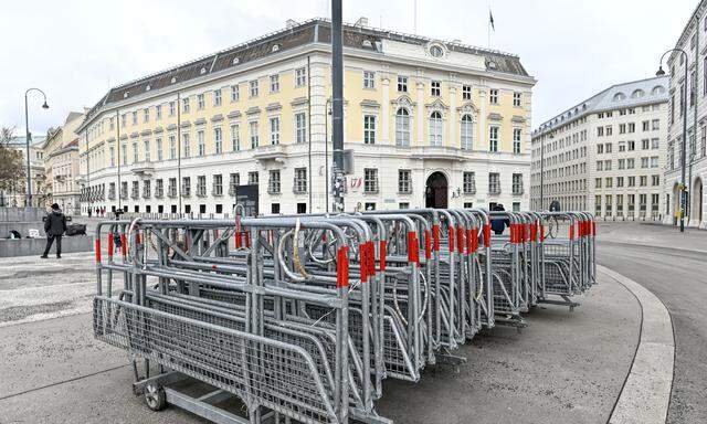 Absperrgitter vor dem Bundeskanzleramt in Wien.