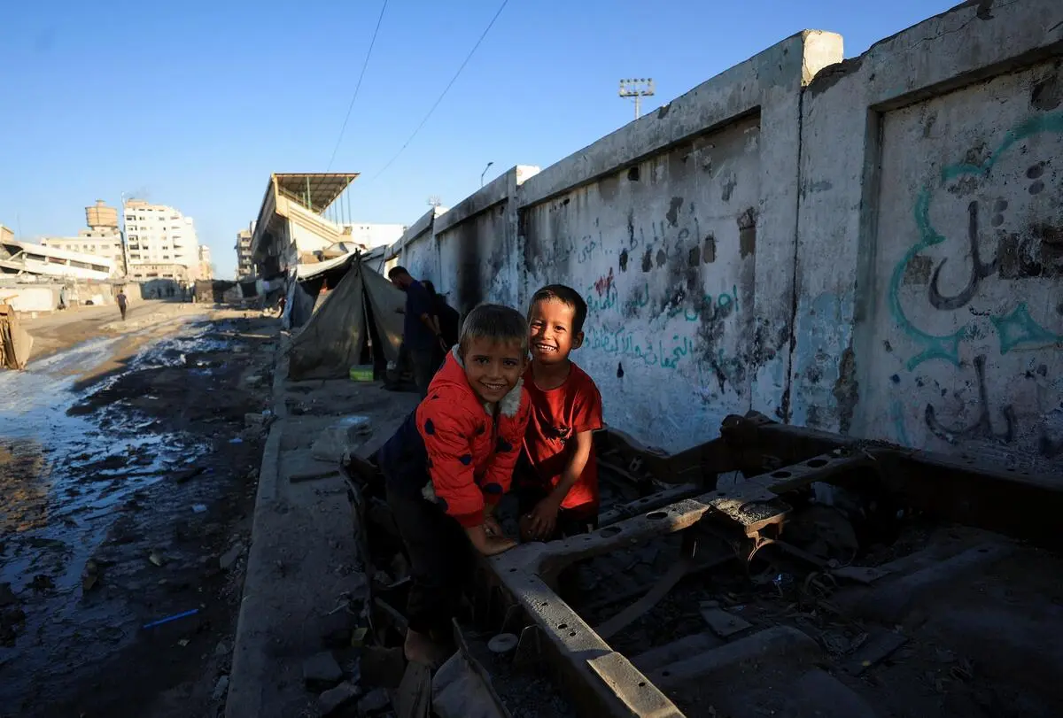 Des enfants palestiniens jouent sur les décombres dans la ville de Gaza.