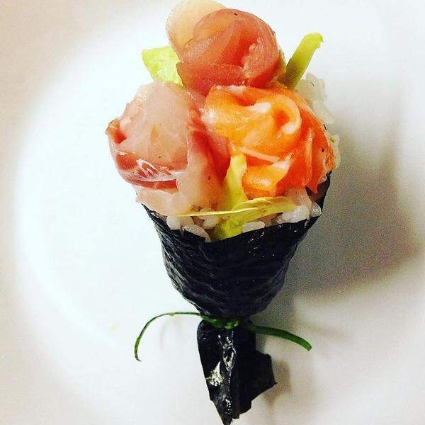 Für die Freundin gab es einen Sushi-Miniaturblumenstrauß zum Weltfrauentag.