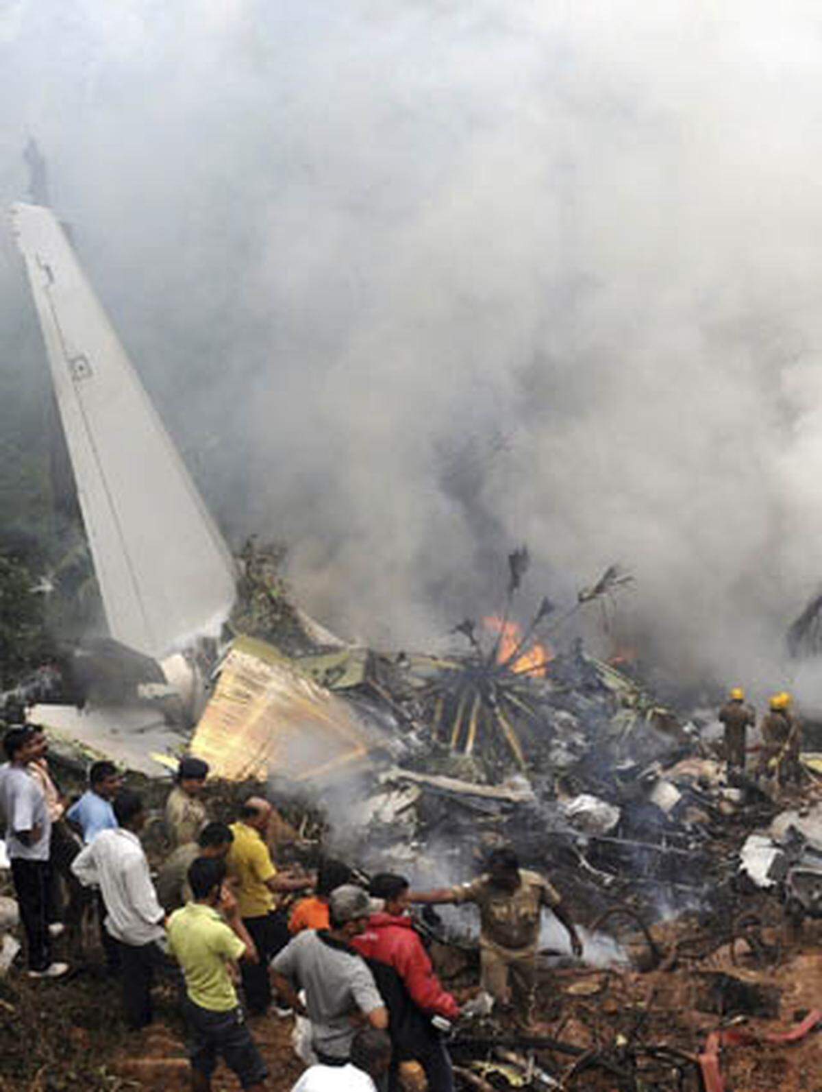 Die Ursache für das Unglück ist noch unklar. Die Aussagen der Überlebenden weisen darauf hin, dass die Boeing zunächst sicher landete, allerdings hätten sie dabei Geräusche gehört, möglicherweise sei ein Reifen geplatzt.