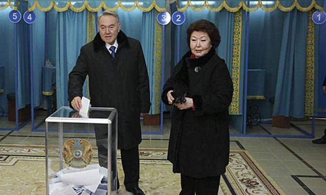 Nursultan Nasarbajew bei der Stimmabgabe.
