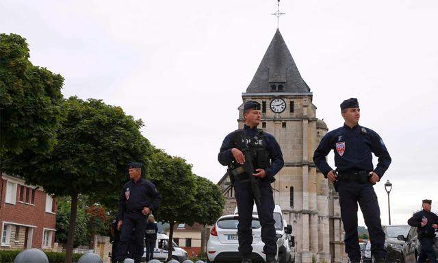 Polizei in Saint-Etienne-du Rouvray nach der Geiselnahme.