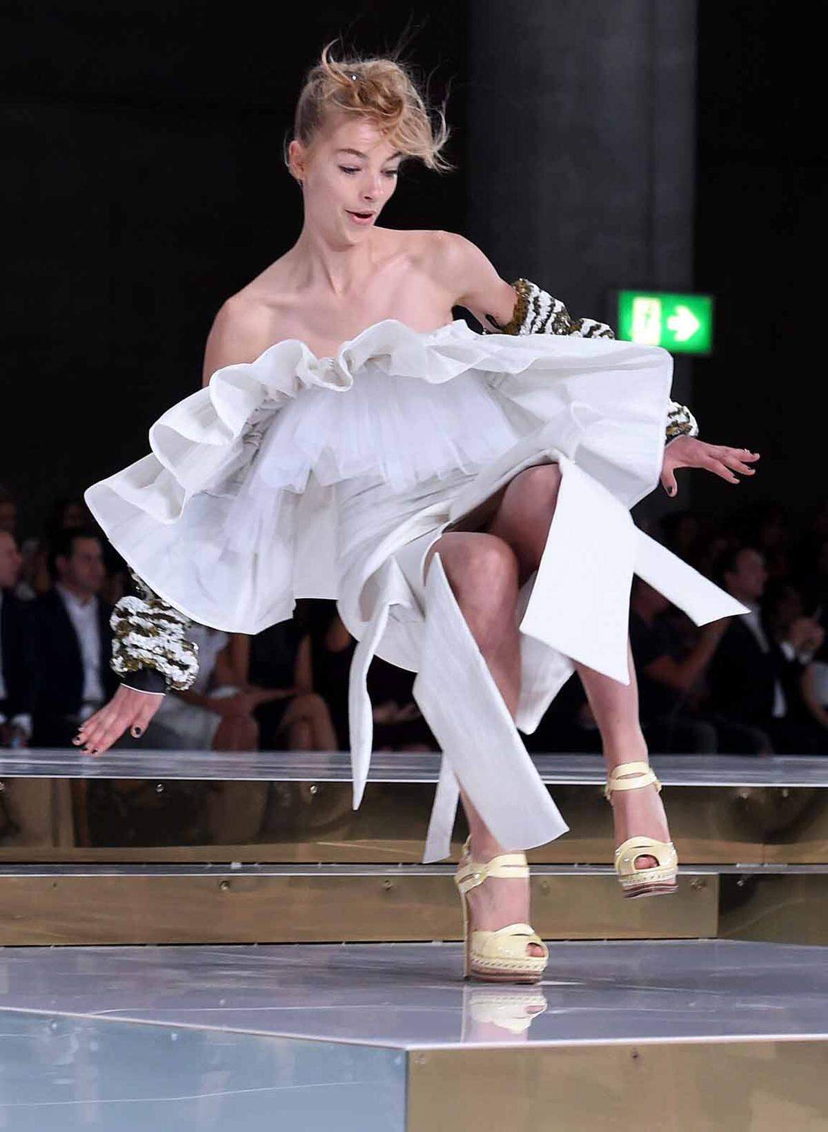 Schwindelerregend hohe Schuhe, ein spiegelglatter Boden und Treppen auf dem Laufsteg waren die Garanten für einen Sturz bei der Fashion Week in Sydney.