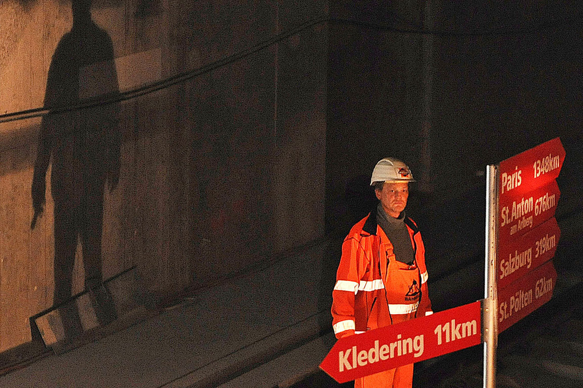 "Die größte technische Herausforderung haben wir sicherlich im Bereich des Lockergesteinsabschnitts gehabt", erklärte Projektleiter Wolfgang Pistauer bereits beim Tunnel-Durchbruch. Im Lockergestein liegt der gesamte Tunnelabschnitt im Grundwasser. Dort mussten vor Beginn der Bauarbeiten die Böden speziell vorbereitet werden.