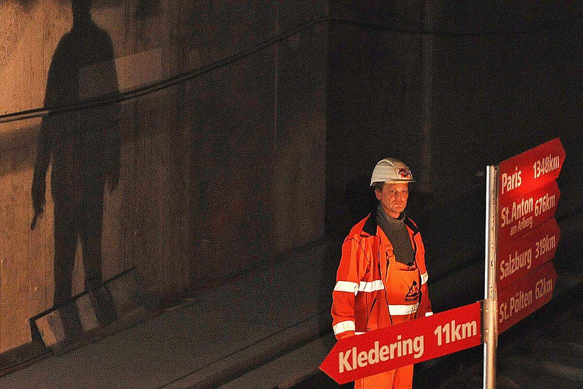 "Die größte technische Herausforderung haben wir sicherlich im Bereich des Lockergesteinsabschnitts gehabt", erklärte Projektleiter Wolfgang Pistauer bereits beim Tunnel-Durchbruch. Im Lockergestein liegt der gesamte Tunnelabschnitt im Grundwasser. Dort mussten vor Beginn der Bauarbeiten die Böden speziell vorbereitet werden.